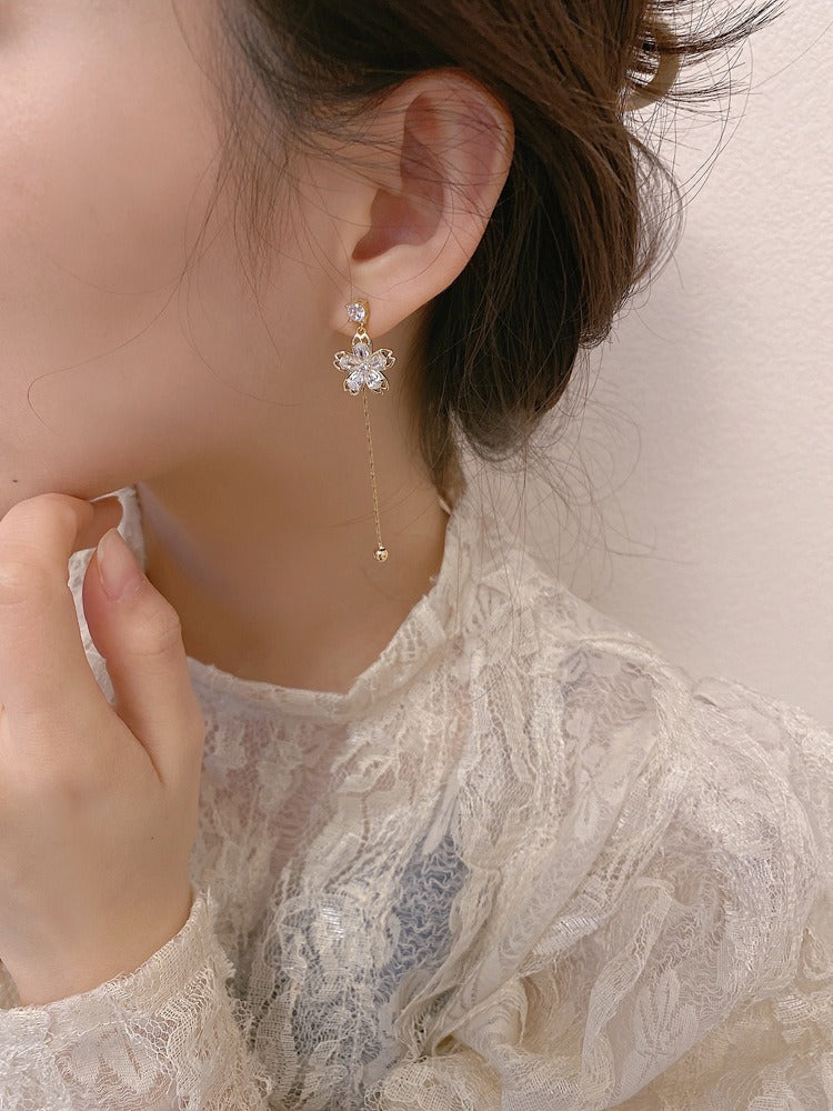 Light-luxury Asymmetrical Dainty And Exquisite Flower Earrings